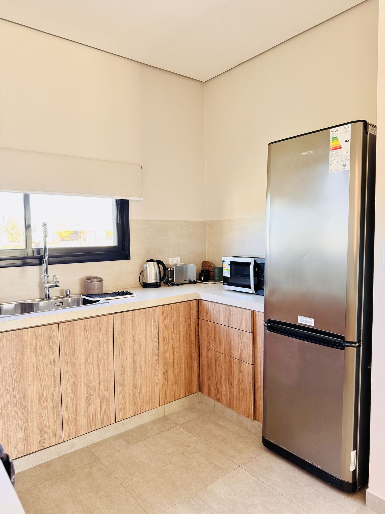 Cocina equipada con heladera, horno y mesada amplia