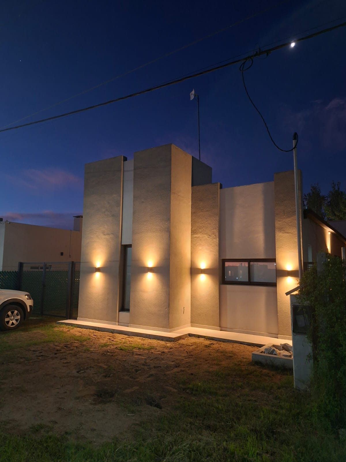 La casa iluminada de noche