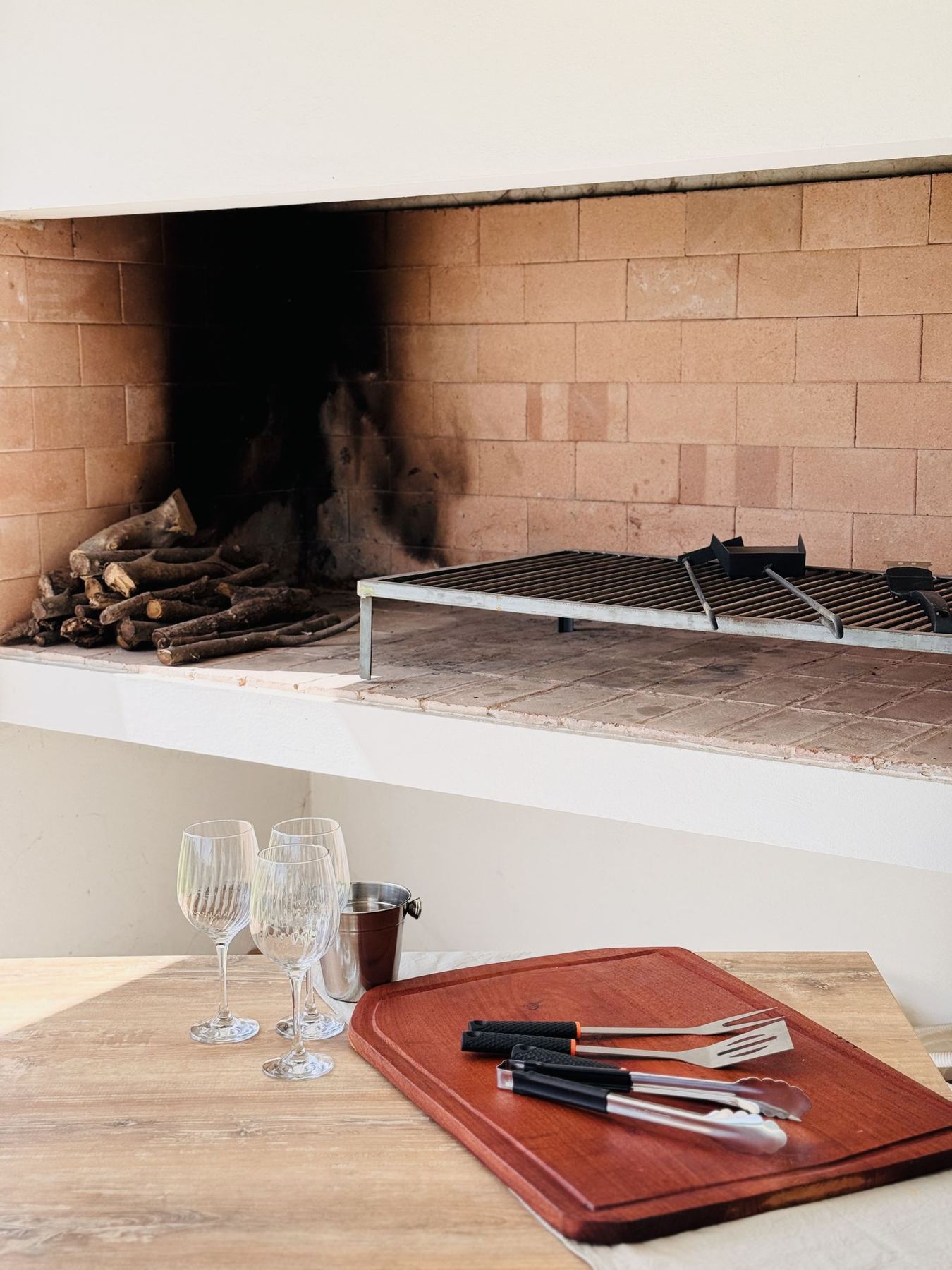 Parrilla de la galería con copas y herramientas de asado listas
