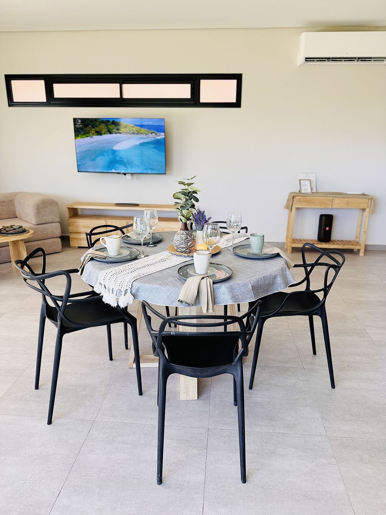 Salón con pantalla y mesa central para una presentación